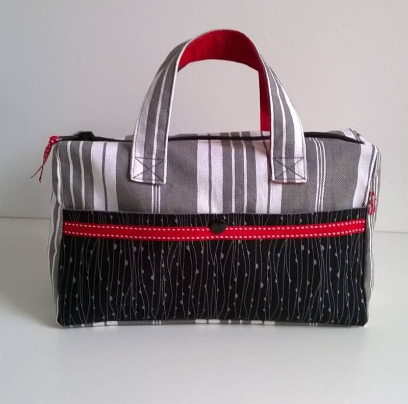 Kulturtasche Aus Stoff Im „Matratzen-Canvas"-Stil Mit Einer Schwarzen Tasche Und Griffen von An7creations7