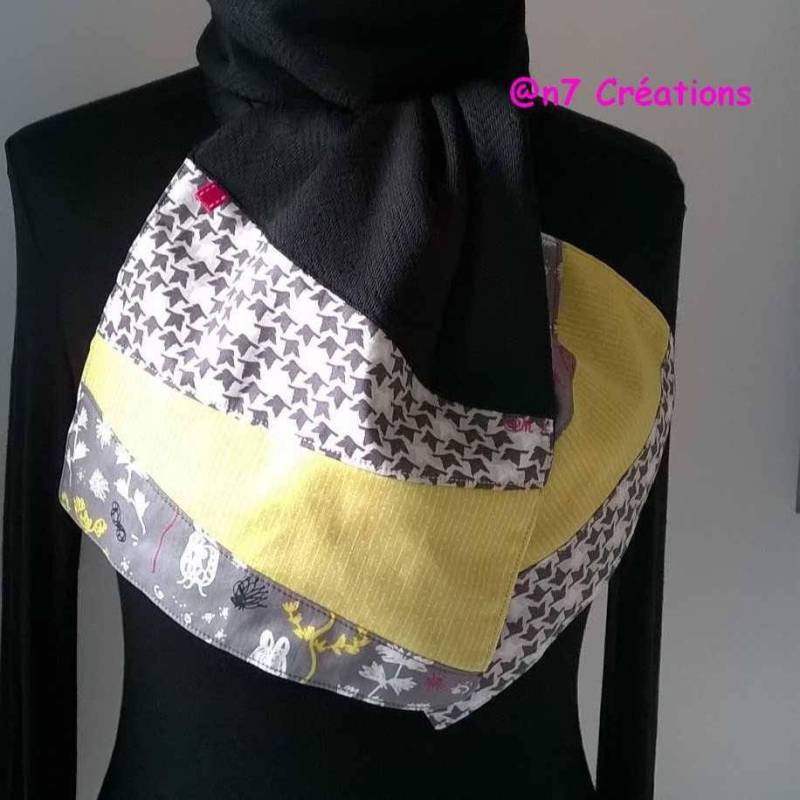 Schwarzer Wollschal Mit Grauen Und Gelben Enden von An7creations7