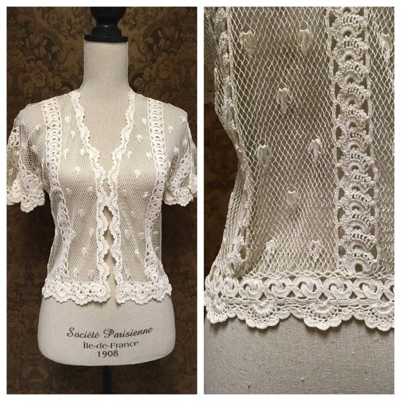 Exquisite Frühen 20. Bis Mitte Des Jahrhunderts Antike Elfenbein Gehäkelt Und Netting-Jacke Exquisite Frühen 20. Bis Mitte Des Jahrhunderts Antike Elfenbein Gehäkelt Und Netting-Jacke von AnAntiqueLife