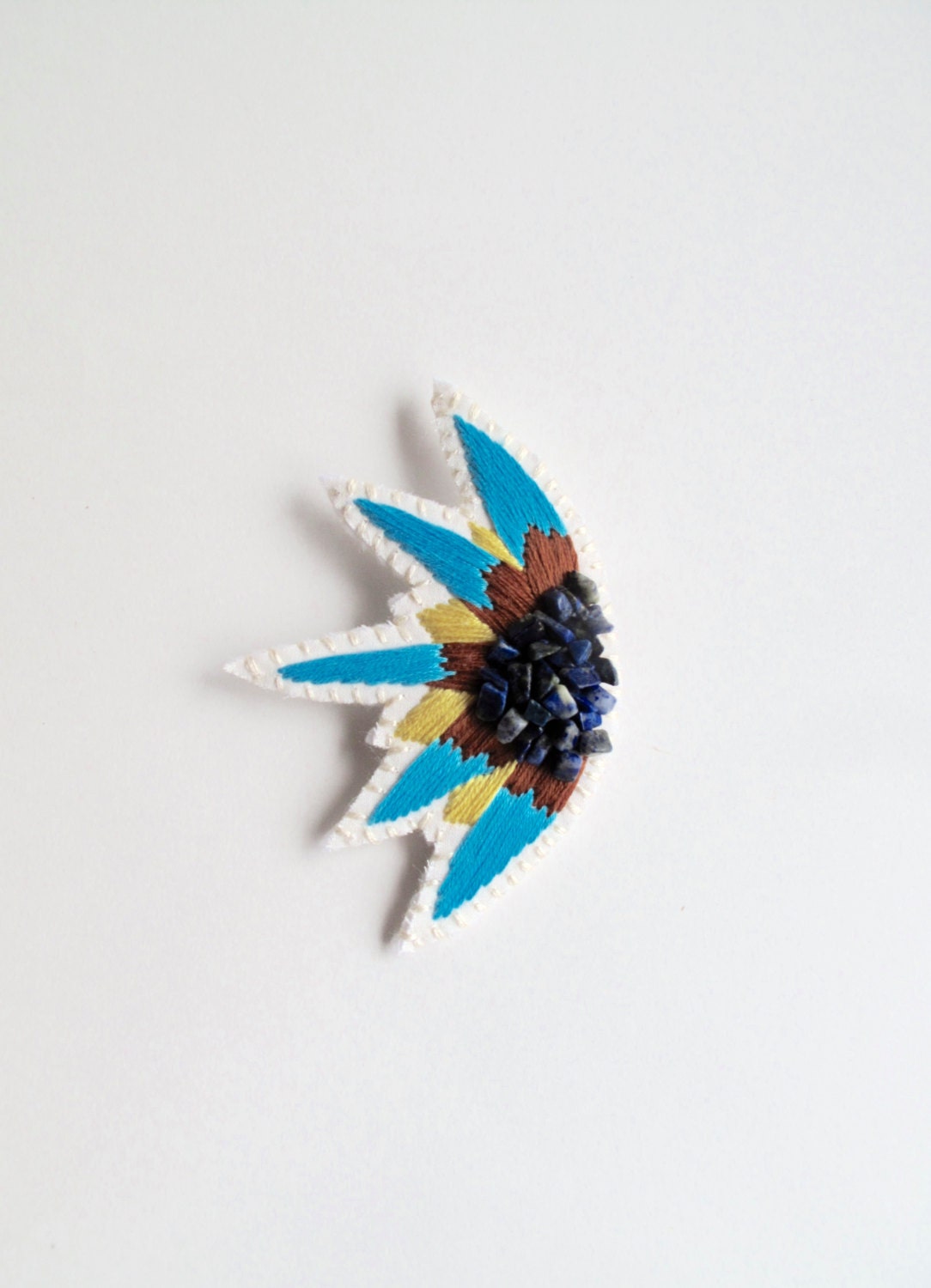 Abstrakte Bestickte Brosche Starburst Design Mit Blauen, Gelben Und Tan Farben Blauen Lapis Edelsteine Herbst Winter Mode Abstrakte Bestickte Brosche Starburst Design Mit Blauen, Gelben Und Tan Farben Blauen Lapis Edelsteine Herbst Winter Mode von AnAstridEndeavor