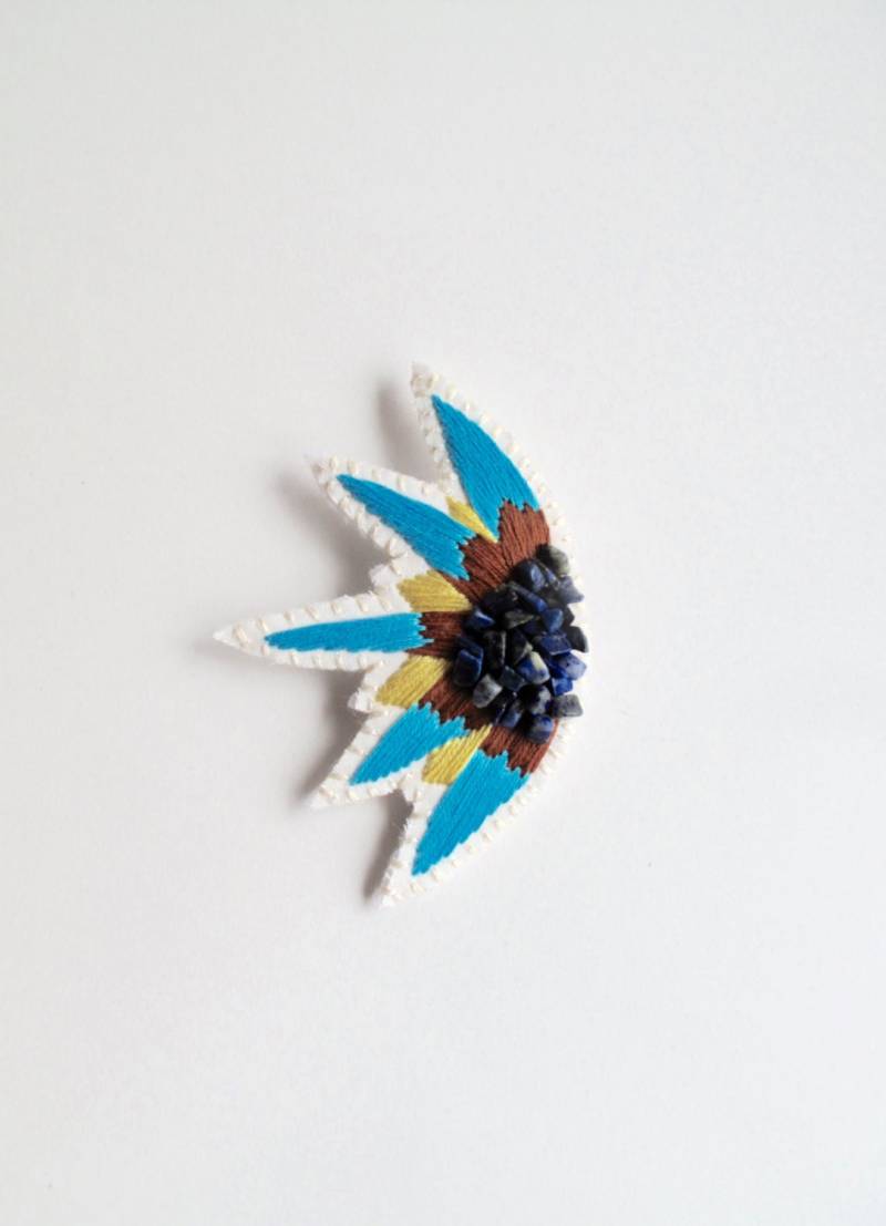 Abstrakte Bestickte Brosche Starburst Design Mit Blauen, Gelben Und Tan Farben Blauen Lapis Edelsteine Herbst Winter Mode Abstrakte Bestickte Brosche Starburst Design Mit Blauen, Gelben Und Tan Farben Blauen Lapis Edelsteine Herbst Winter Mode von AnAstridEndeavor