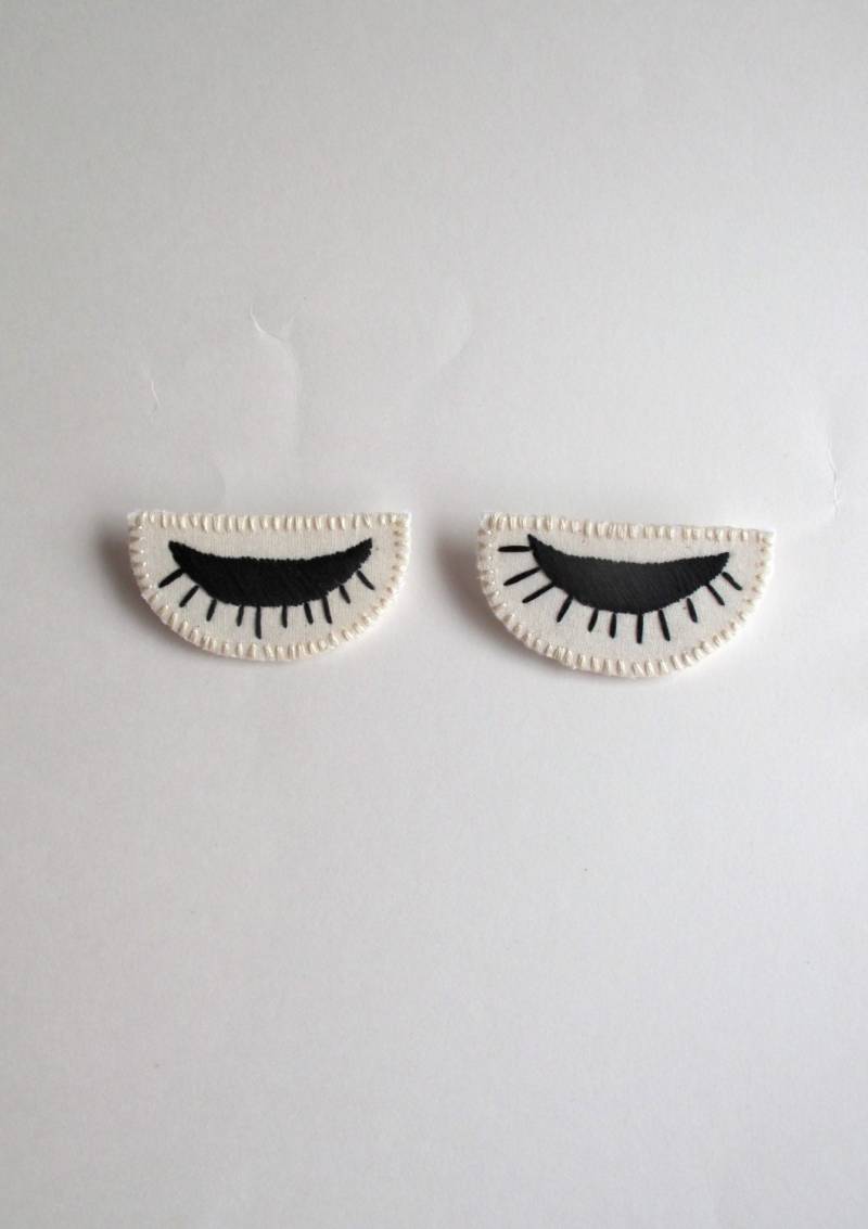 Auge Brosche Hand Bestickt in Schwarz Auf Creme Musselin Und Filz Augenzwinkernde Augen Frühling Mode Partei Zugunsten Liste Ist Für Eine von AnAstridEndeavor