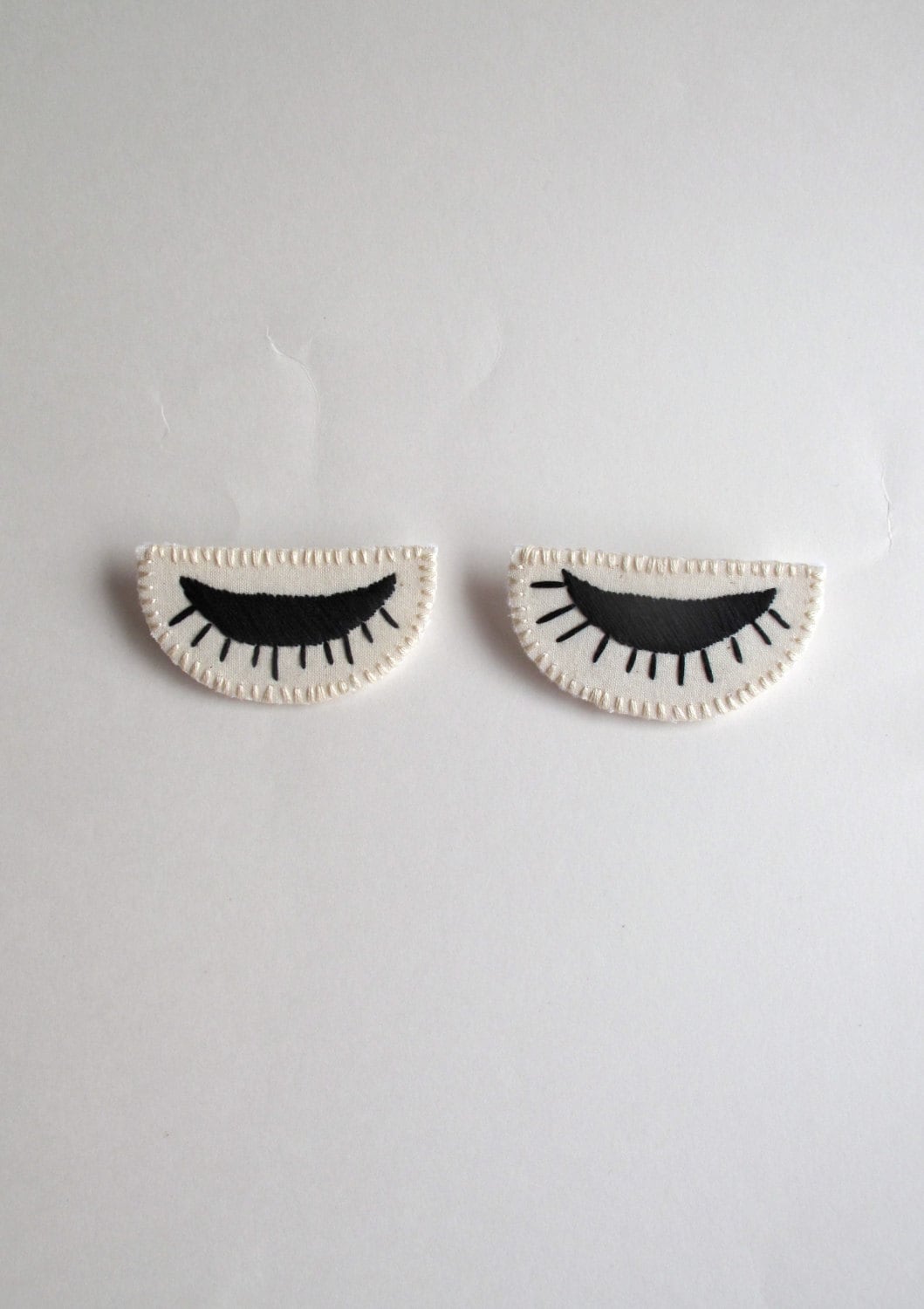 Auge Brosche Hand Bestickt in Schwarz Auf Creme Musselin Und Filz Augenzwinkernde Augen Frühling Mode Partei Zugunsten Liste Ist Für Eine Auge Brosche Hand Bestickt in Schwarz Auf Creme Musselin Und Filz Augenzwinkernde Augen Frühling Mode Partei Zugunsten Liste Ist Für Eine von AnAstridEndeavor