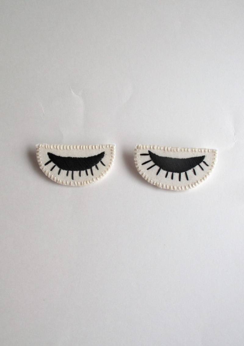 Augen Brosche Hand Gestickt in Schwarz Auf Creme Musselin Und Filz Zwinker Frühlingsmode Mitbringsel von AnAstridEndeavor
