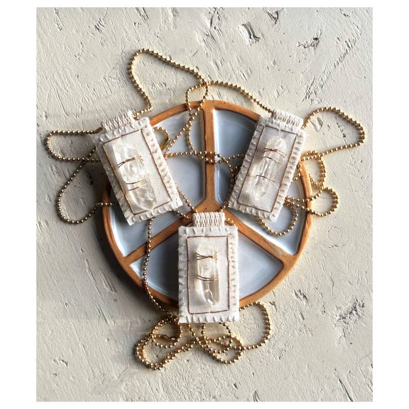 Bergkristall Talisman Faser Halskette Bestickt Mit Gold Auf Cremefarbenem Musselin Und Mattem Kugelkette Eine Astrid Endeavor Bestellung Gefertigt von AnAstridEndeavor