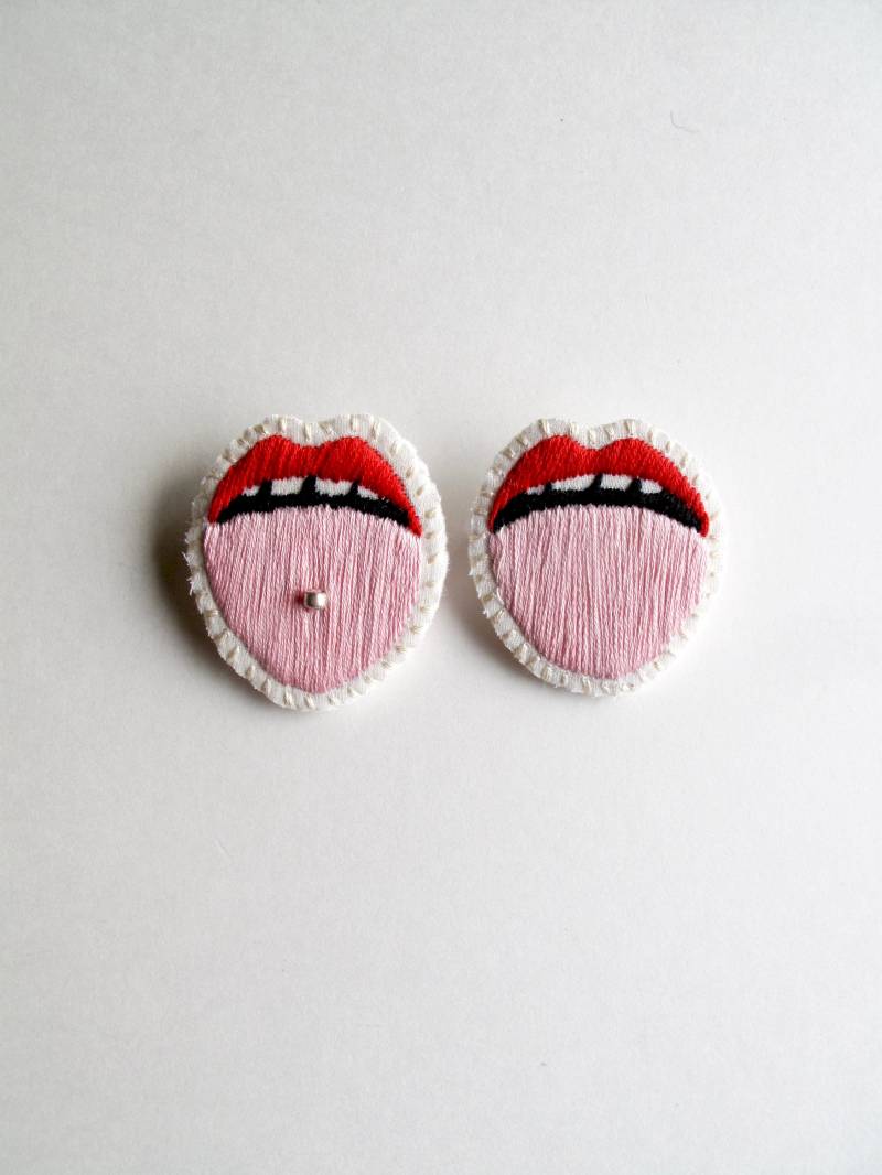 Bestickte Lippenbrosche Mit Zunge in Rot Und Rosa Auf Cremefarbenem Musselin Cremefarbener Filzunterlage An Astrid Endeavour Moderne Stickerei von AnAstridEndeavor