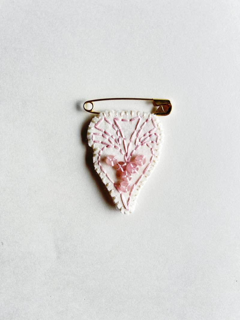Brosche Mit Rosa Garn Und Rosenquarz Perlen Auf Hellem Cremefarbenen Musselin Cremefarbenem Filzrücken Goldfarbener Sicherheitsnadel von AnAstridEndeavor