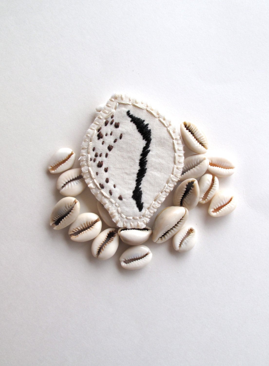 Cowrie Schale Brosche Von Hand Bestickt Auf Creme Musselin Mit Filz Zurück Silber Vergoldet Stift Textil Faser Schmuck Frühling Mode Cowrie Schale Brosche Von Hand Bestickt Auf Creme Musselin Mit Filz Zurück Silber Vergoldet Stift Textil Faser Schmuck Frühling Mode von AnAstridEndeavor