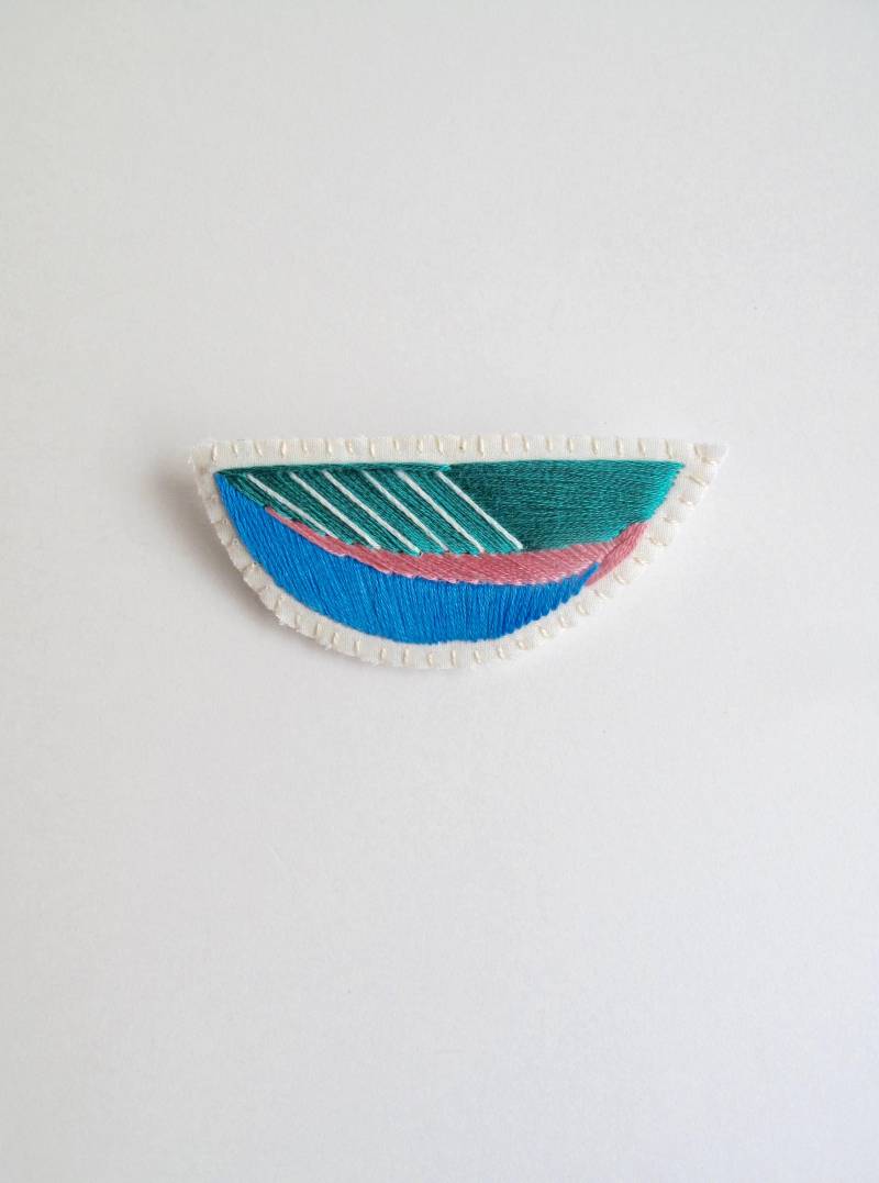 Gestickte Abstrakte Brosche in Smaragdgrün, Hellblau Und Rosa Auf Creme Musselin Mit Cremefarbenen Filzrücken Frühlingsmode Jeansjacke Flair von AnAstridEndeavor