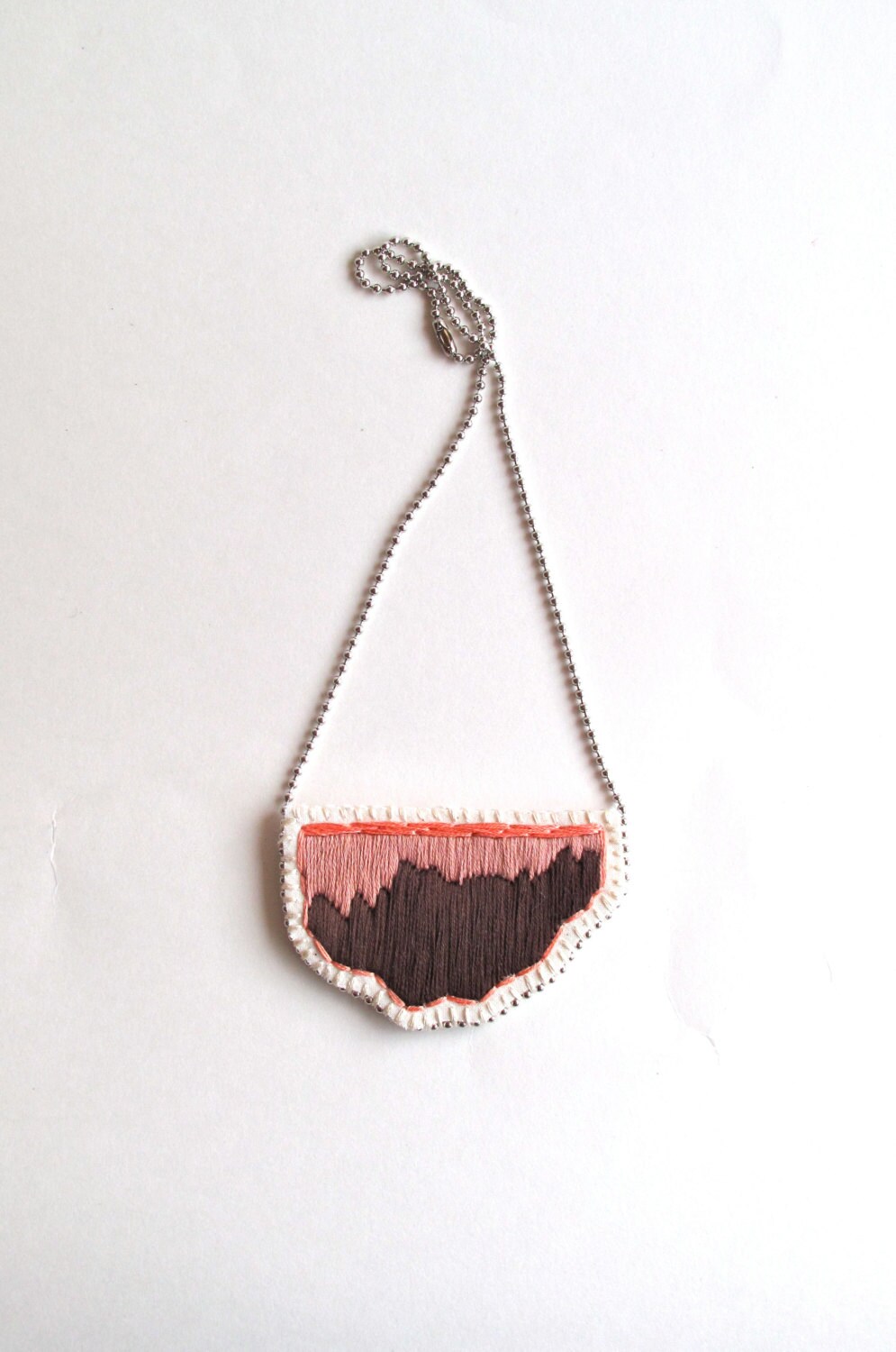 Gestickte Anhänger Halskette Mit Pfirsich, Dunkelbraun Und Taupe Auf Einer Silbernen Kugelkette Perfekt Für Frühling Sommer Made To Order Gestickte Anhänger Halskette Mit Pfirsich, Dunkelbraun Und Taupe Auf Einer Silbernen Kugelkette Perfekt Für Frühling Sommer Made To Order von AnAstridEndeavor