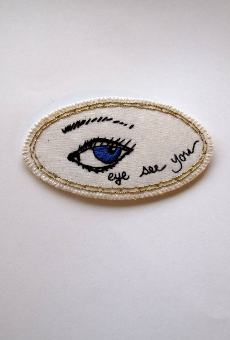 Gestickte Augen Brosche, Schrulliger Schmuck, Handstickerei Auf Hellem Cremefarbenen Musselin Und Filz An Astrid Endeavor Made To Order von AnAstridEndeavor