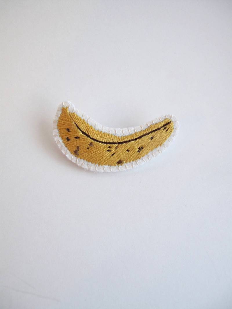 Gestickte Banane Brosche Auf Creme Musselin Mit Filz Rücken Gelb Und Braun Baumwollfaden An Astrid Endeavor Kitsch Mode von AnAstridEndeavor