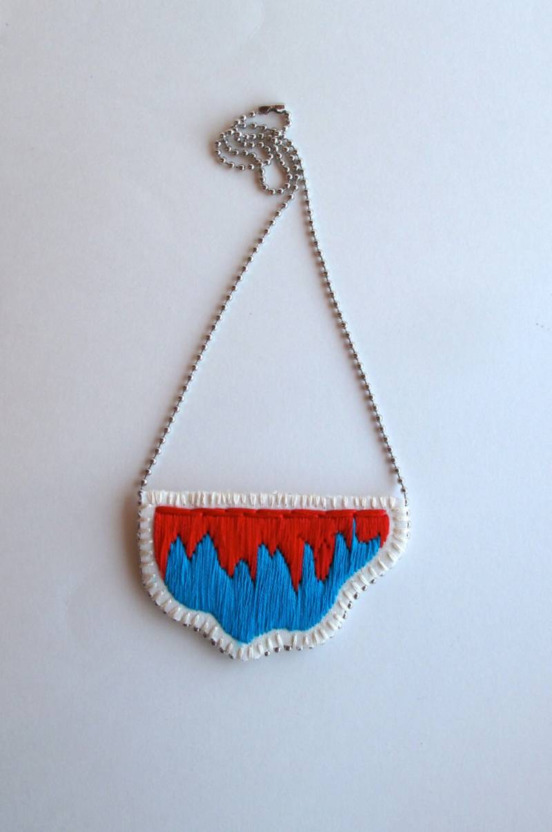 Gestickter Abstrakter Anhänger Mit Leuchtend Rot Und Blau An Einer Silber Kugelkette Perfekt Für Frühling Sommer Made To Order von AnAstridEndeavor