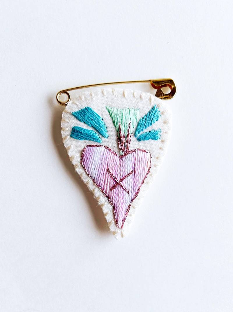 Gestickte Herz Brosche Ombré Rosa Grüntöne Metallic Faden Auf Hellen Creme Musselin Mit Cremefarbenen Filz Zurück Goldfarbene Sicherheitsnadel Gestickte Herz Brosche Ombré Rosa Grüntöne Metallic Faden Auf Hellen Creme Musselin Mit Cremefarbenen Filz Zurück Goldfarbene Sicherheitsnadel von AnAstridEndeavor