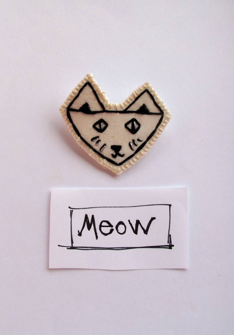 Gestickte Katze Brosche in Schwarz Und Weiß Mit Funkelnden Augen Schnurrhaare Kinderschmuck Halloween Schmuck An Astrid Endeavor von AnAstridEndeavor