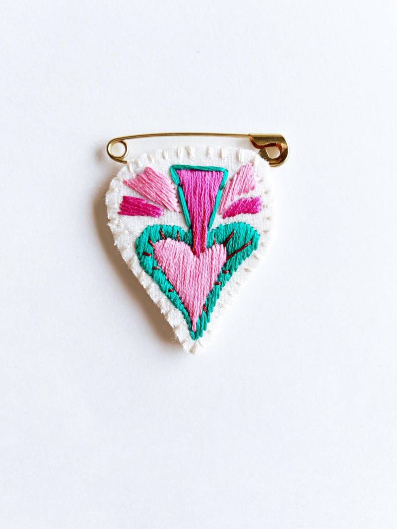 Gesticktes Herz Brosche Pink Teal Und Rote Metallic Fäden Auf Hellen Creme Musselin Mit Cremefarbenen Filz Zurück Gold Ton Sicherheitsnadel von AnAstridEndeavor