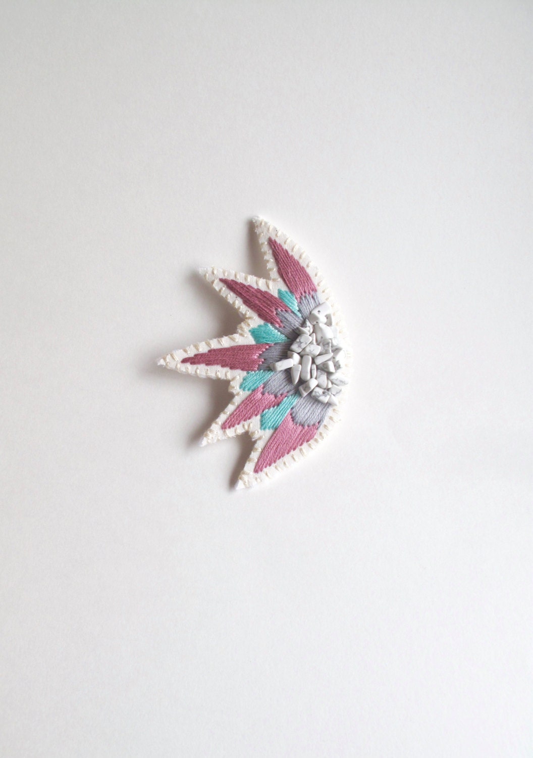 Hand Bestickt Brosche Abstrakte Starburst Design Mit Rosa, Mint Grün Und Grau Farben Weißen Howlite Edelstein Perlen Herbst Mode Hand Bestickt Brosche Abstrakte Starburst Design Mit Rosa, Mint Grün Und Grau Farben Weißen Howlite Edelstein Perlen Herbst Mode von AnAstridEndeavor