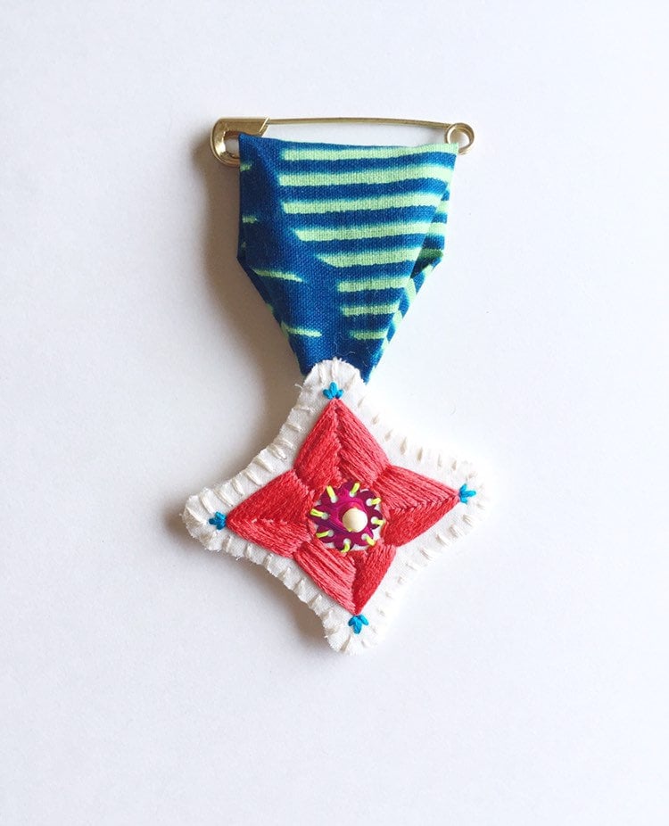 Hand Bestickt Talisman Brosche Mit Roten Blau Gelben Fäden Und Rosa Pailletten Blauen Grünen Wachs Stoff Gold Sicherheitsnadel Verdienst Abzeichen von AnAstridEndeavor