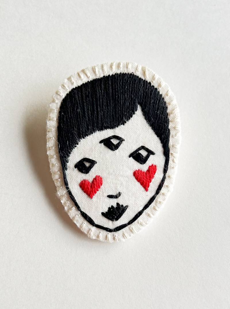 Hand Bestickte Brosche Der Dame Mit Dem Dritten Auge Und Roten Herzen Schwarz Weiß von AnAstridEndeavor