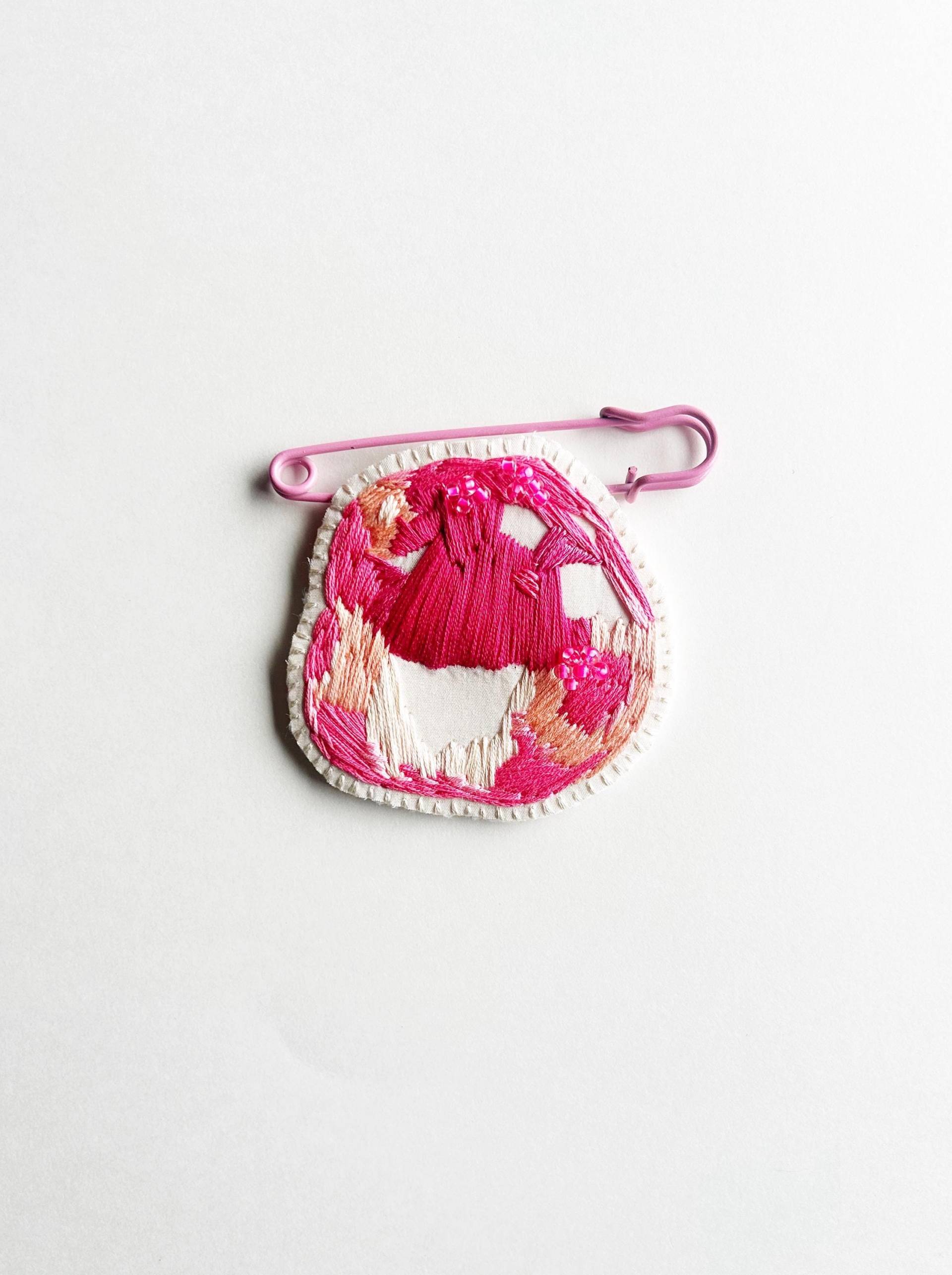 Hand Gestickte Abstrakte Anstecknadel Für Pullover Auf Großer Rosa Sicherheitsnadel Mit Fäden Und Perlen Ein Moderner Schmuck Von Astrid Endeavor von AnAstridEndeavor