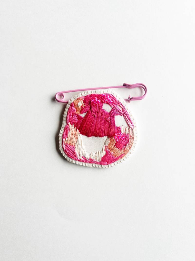 Hand Gestickte Abstrakte Anstecknadel Für Pullover Auf Großer Rosa Sicherheitsnadel Mit Fäden Und Perlen Ein Moderner Schmuck Von Astrid Endeavor von AnAstridEndeavor