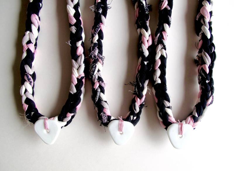 Handgeknüpfte Halskette in Weichem T-Shirt Kordel Rosa, Grau, Weiss, Und Schwarz Mit Chunky Weisse Glasperle Ein Astrid Endeavor Textilschmuck von AnAstridEndeavor