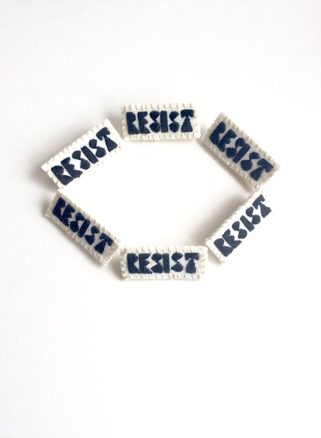 Handgestickte Brosche "Resist" Schwarzer Faden Auf Hellem Musselin Mit Stabiler Cremefarbener Filzrückseite Eine Astrid Endeavor Aktivistin." Handgestickte Brosche "Resist" Schwarzer Faden Auf Hellem Musselin Mit Stabiler Cremefarbener Filzrückseite Eine Astrid Endeavor Aktivistin." von AnAstridEndeavor