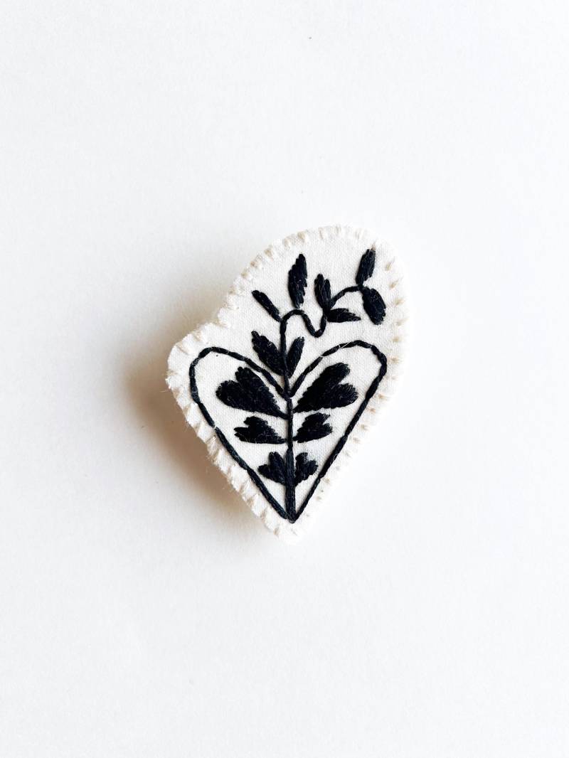 Handgestickte Herz Brosche Volkskunst Inspiriert in Schwarzen Und Weißen Fäden Auf Cremefarbenen Musselin - Filzrücken Zum Valentinstag von AnAstridEndeavor