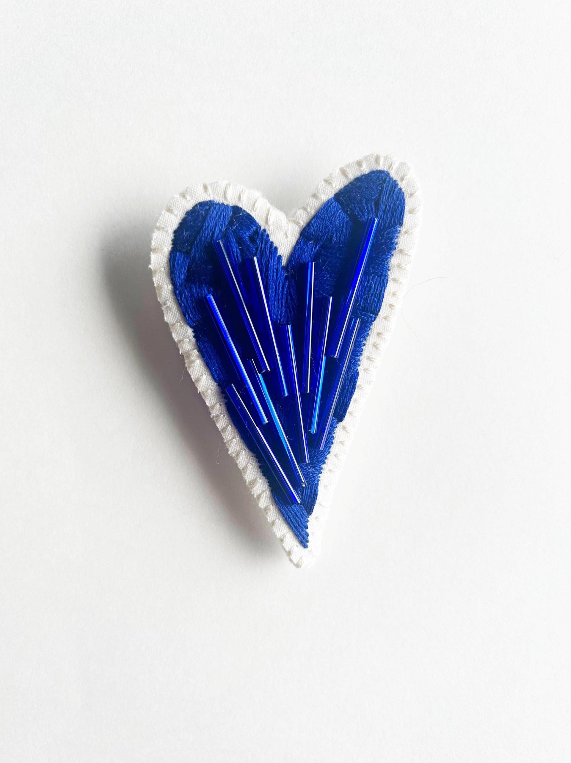 Handgesticktes Herz Brosche Blaue Stiftperlen, Creme Musselin Handgesticktes Herz Brosche Blaue Stiftperlen, Creme Musselin von AnAstridEndeavor