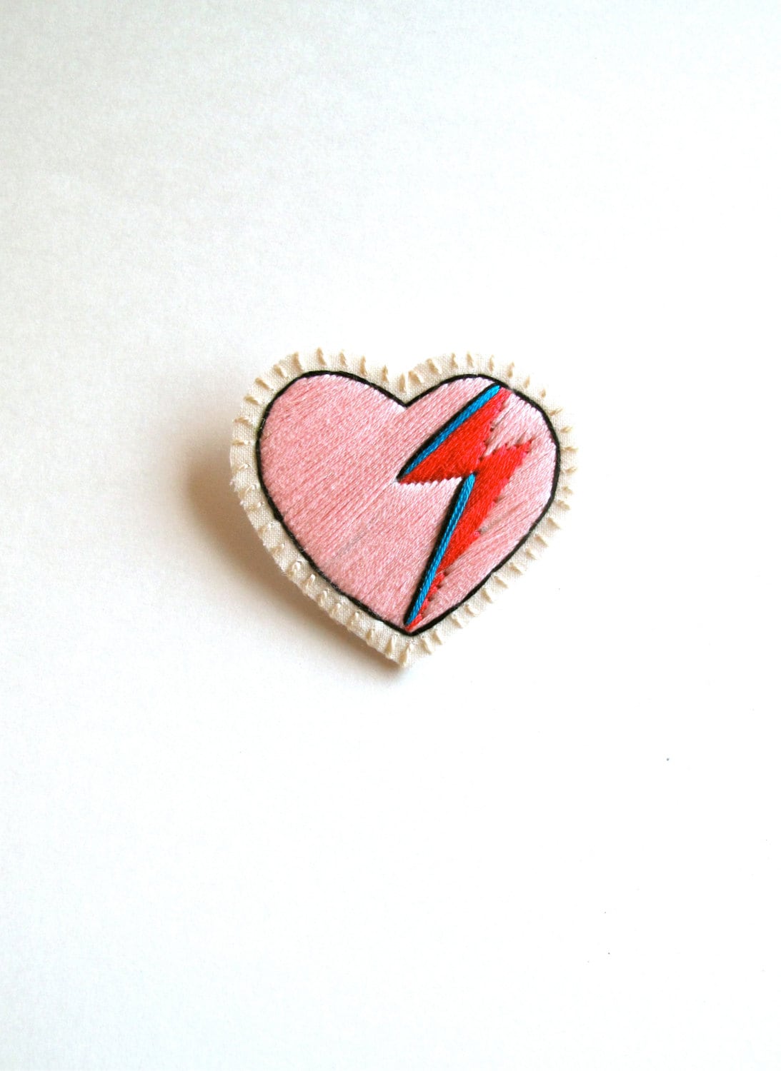 Herz Brosche Bestickt Mit Rosa, Rotem Und Blauem Blitz Auf Creme Musselin Cremefarbenem Filz David Bowie Tribute Made To Order Herz Brosche Bestickt Mit Rosa, Rotem Und Blauem Blitz Auf Creme Musselin Cremefarbenem Filz David Bowie Tribute Made To Order von AnAstridEndeavor