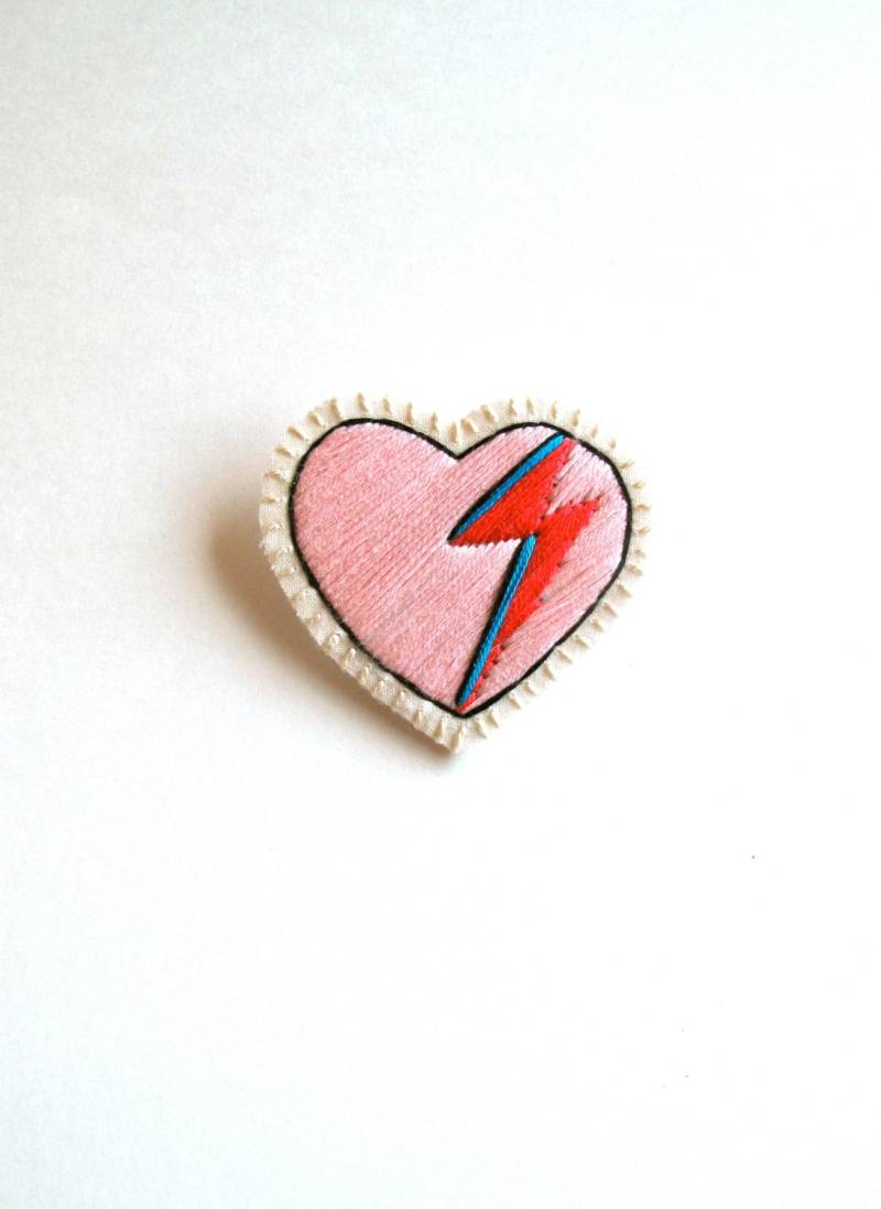 Herz Brosche Bestickt Mit Rosa, Rotem Und Blauem Blitz Auf Creme Musselin Cremefarbenem Filz David Bowie Tribute Made To Order von AnAstridEndeavor