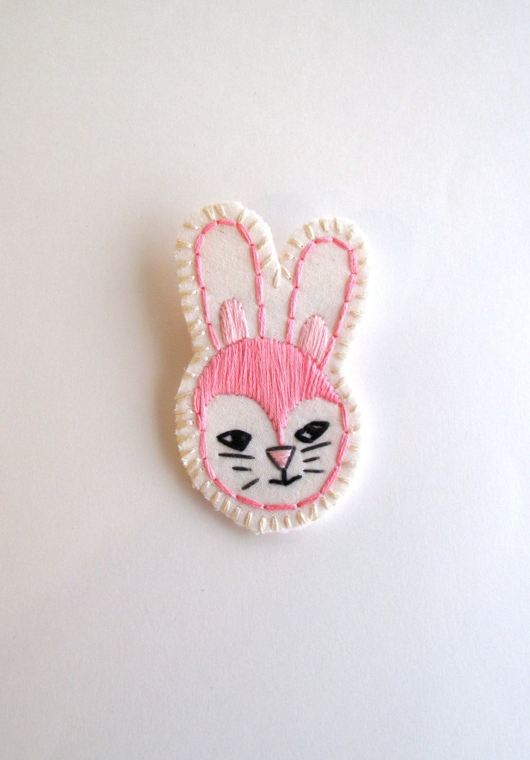 Osterhase Brosche Hand Bestickter Schmuck in Rosa Und Schwarz Mit Grauem Inserat Ist Für Eine Kawaii An Astrid Endeavor Osterhase Brosche Hand Bestickter Schmuck in Rosa Und Schwarz Mit Grauem Inserat Ist Für Eine Kawaii An Astrid Endeavor von AnAstridEndeavor