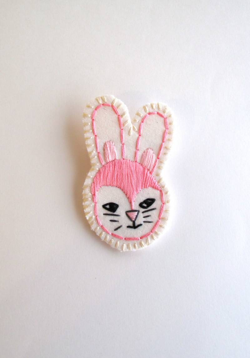Osterhase Brosche Hand Bestickter Schmuck in Rosa Und Schwarz Mit Grauem Inserat Ist Für Eine Kawaii An Astrid Endeavor Osterhase Brosche Hand Bestickter Schmuck in Rosa Und Schwarz Mit Grauem Inserat Ist Für Eine Kawaii An Astrid Endeavor von AnAstridEndeavor