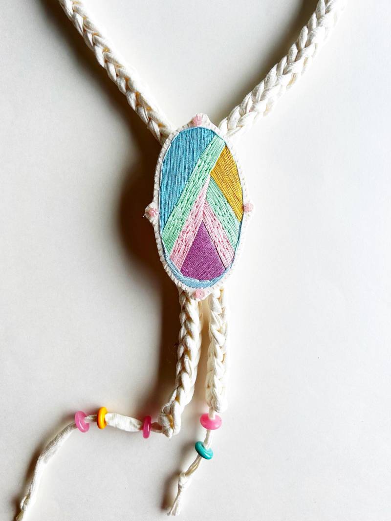 Reserviert - Handgestickte Pastel Statement Kette Und Brosche Kombi An Cremefarbener Geflochtener Kordel Aus Rosenquarz Glasperlen Reserviert - Handgestickte Pastel Statement Kette Und Brosche Kombi An Cremefarbener Geflochtener Kordel Aus Rosenquarz Glasperlen von AnAstridEndeavor