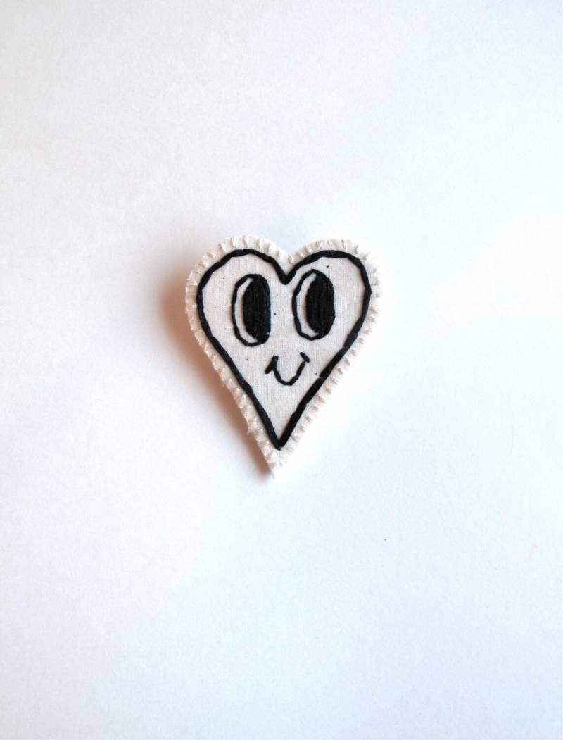 Valentinstag Brosche Hand Bestickt Herz Mit Smily Gesicht in Schwarz Und Weiß Kitsch Schmuck An Astrid Endeavor von AnAstridEndeavor