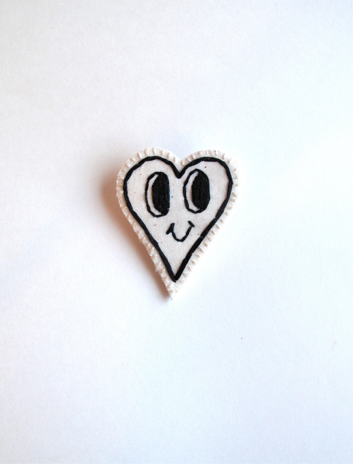 Valentinstag Brosche Hand Bestickt Herz Mit Smily Gesicht in Schwarz Und Weiß Kitsch Schmuck An Astrid Endeavor Valentinstag Brosche Hand Bestickt Herz Mit Smily Gesicht in Schwarz Und Weiß Kitsch Schmuck An Astrid Endeavor von AnAstridEndeavor