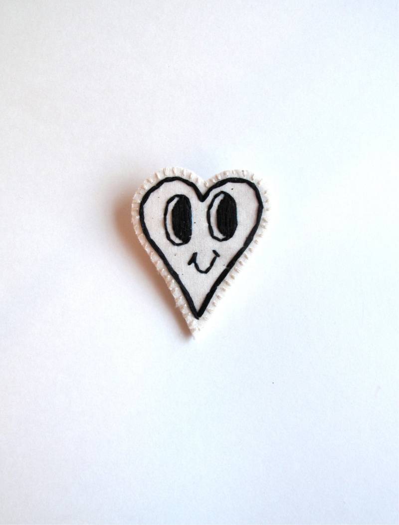 Valentinstag Brosche Hand Bestickt Herz Mit Smily Gesicht in Schwarz Und Weiß Kitsch Schmuck An Astrid Endeavor Valentinstag Brosche Hand Bestickt Herz Mit Smily Gesicht in Schwarz Und Weiß Kitsch Schmuck An Astrid Endeavor von AnAstridEndeavor