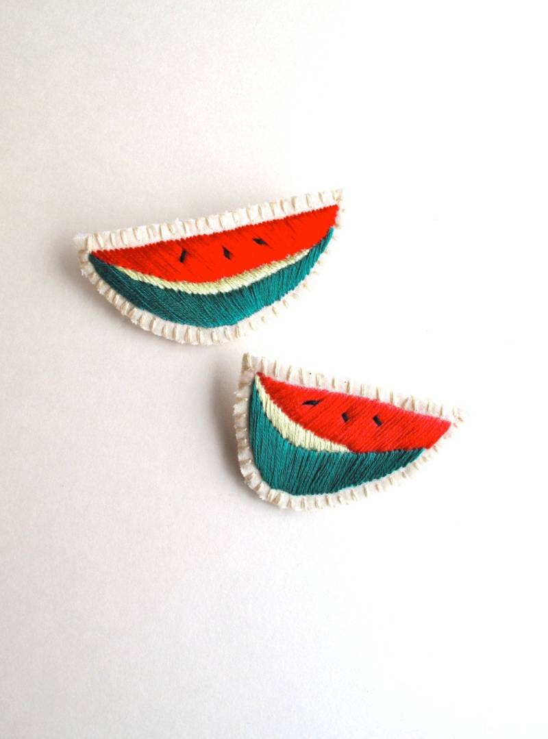 Wassermelone Hand Bestickt Brosche Set Von Zwei Textil Schmuck Made To Order Sommer Mode von AnAstridEndeavor