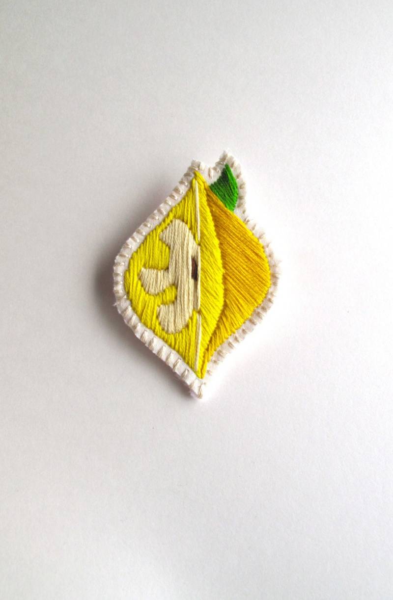 Zitrone Gelb Brosche Bestickt Scheibe Von Hand Textil Schmuck Made To Order von AnAstridEndeavor