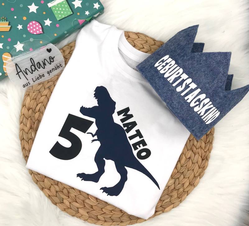 Geburtstag | Kinder T-Shirt Personalisiert Dino Wunschzahl & Name Birthday von AnDaNo10