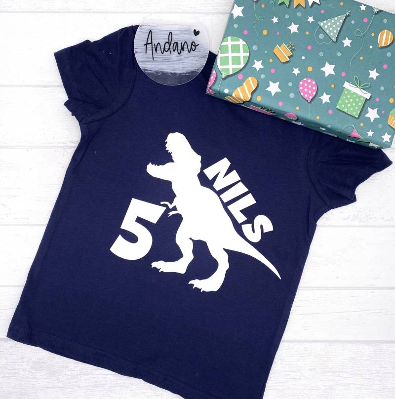 Geburtstag | Kinder T-Shirt Personalisiert Dino Wunschzahl & Name Birthday von AnDaNo10