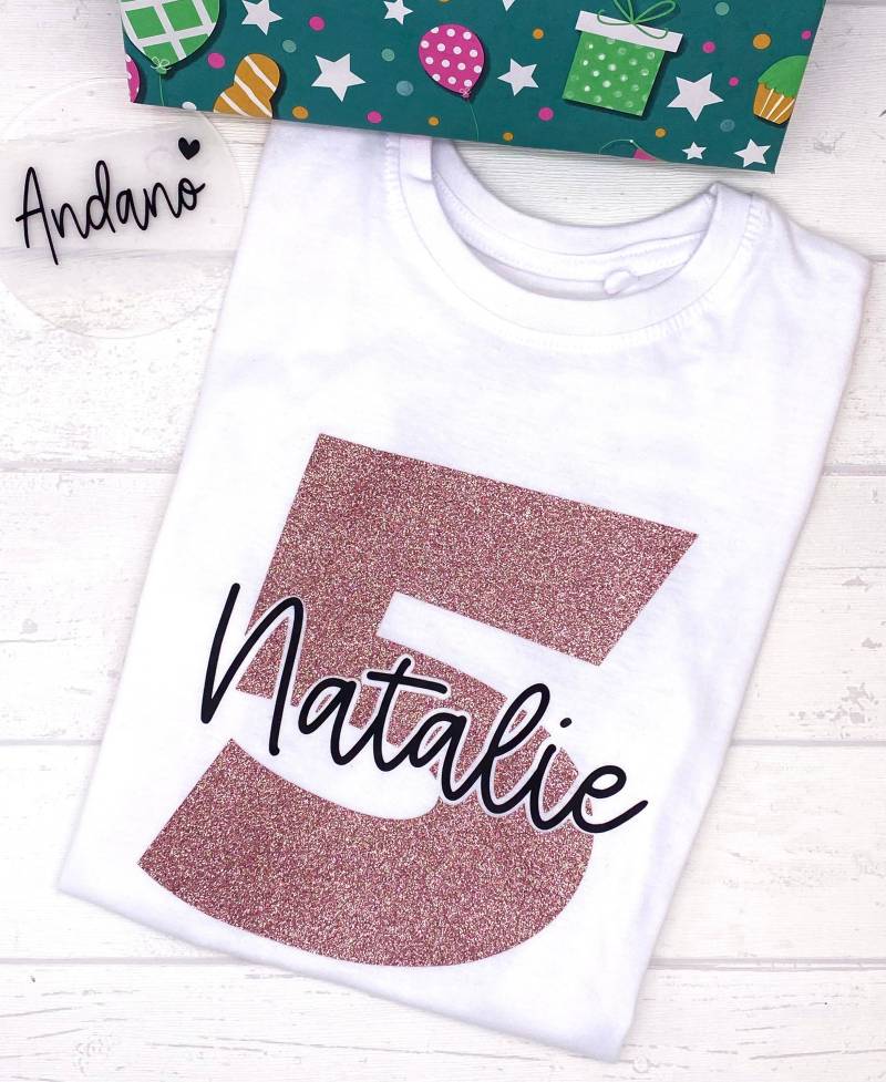 Geburtstag | Kinder T-Shirt Personalisiert Geburtstagsshirt Wunschzahl & Name Birthday von AnDaNo10