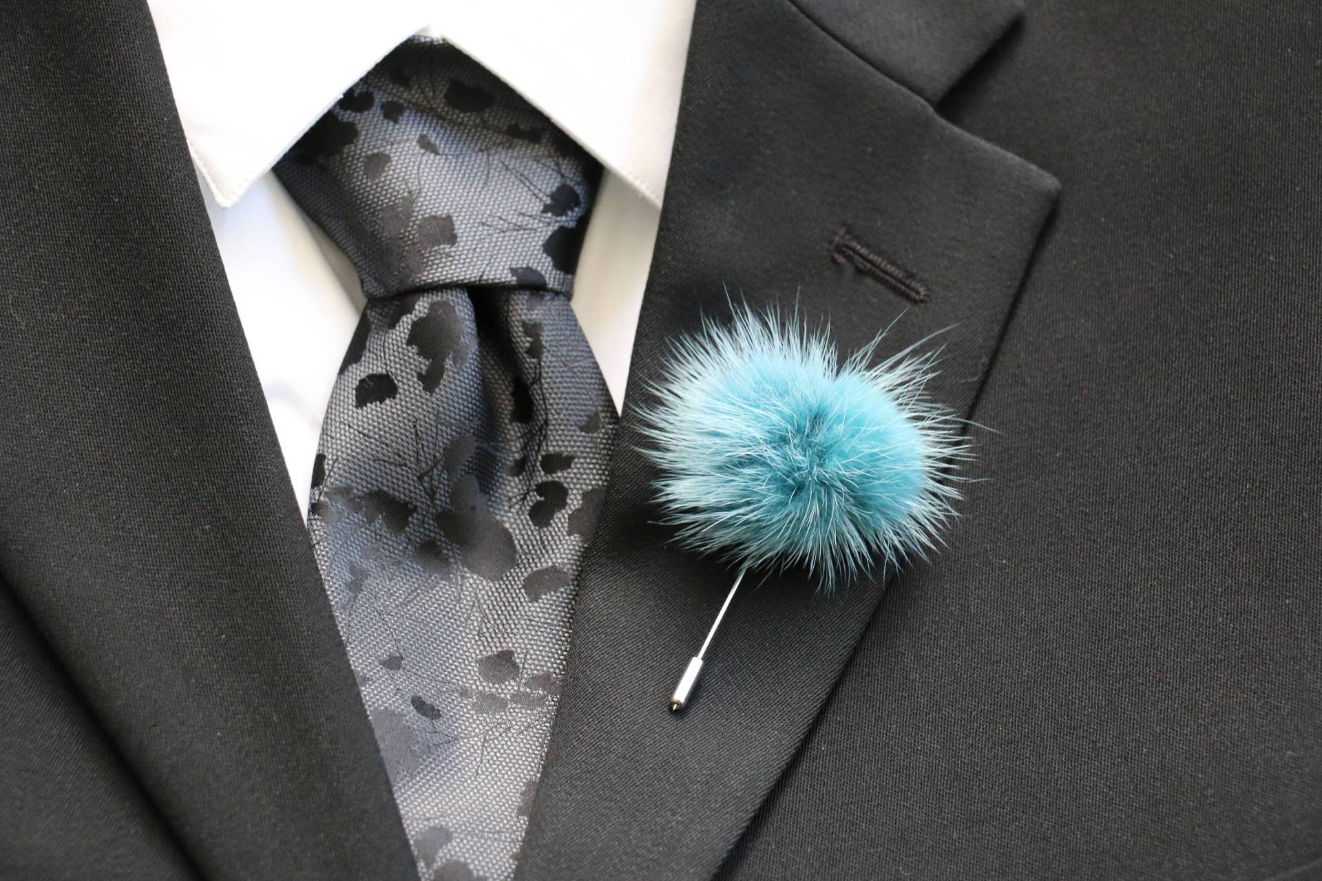 Anstecknadel, Boutonniere, Pelz Türkis Nerzfell Pom Pom, Herren Bräutigam, Trauzeugen, Schwarze Krawatte, Neues Design von AnExtraSpecialDesign