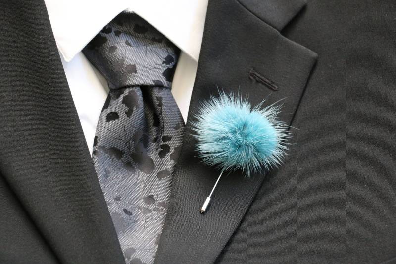 Anstecknadel, Boutonniere, Pelz Türkis Nerzfell Pom Pom, Herren Bräutigam, Trauzeugen, Schwarze Krawatte, Neues Design Anstecknadel, Boutonniere, Pelz Türkis Nerzfell Pom Pom, Herren Bräutigam, Trauzeugen, Schwarze Krawatte, Neues Design von AnExtraSpecialDesign