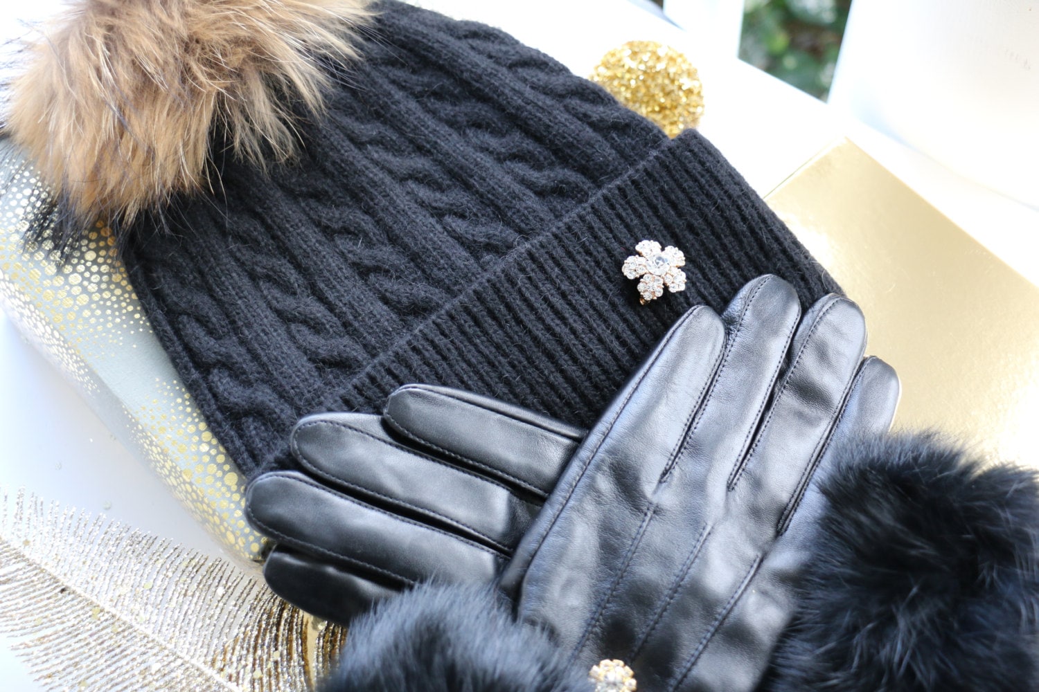 Beanie, Kaschmir-Woll-Mischung Strickmütze Mit Abnehmbaren Echten Waschbären Pelz Pom-Pom Schwarze Mütze Und Tan/Schwarz Spitzen Fell, Neu von AnExtraSpecialDesign