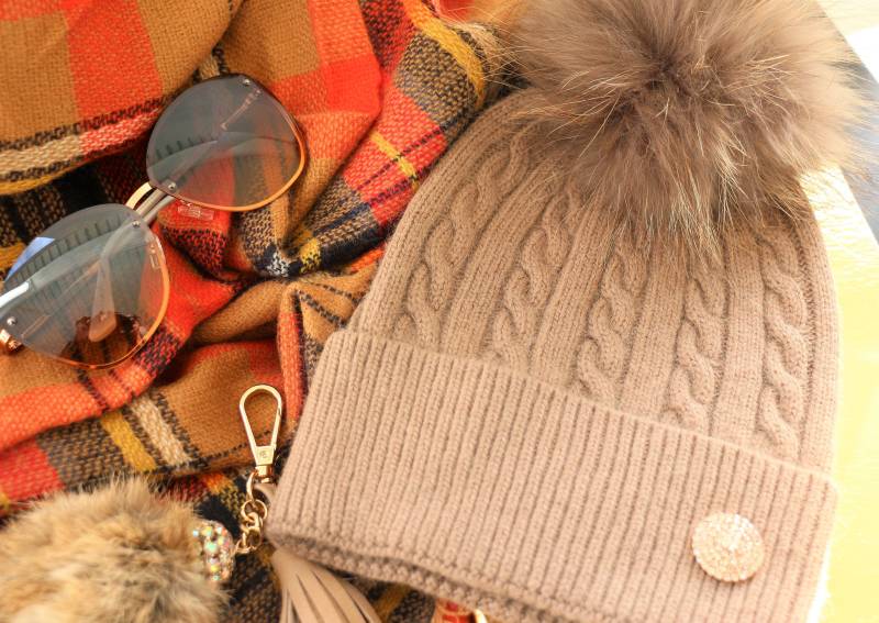 Beanie, Kaschmir Wolle Strickmütze Mütze Mit Abnehmbarem Echten Waschbären Pelz Pom-Pom Khaki Und Passendem Fellbommel, Neue Farbe von AnExtraSpecialDesign