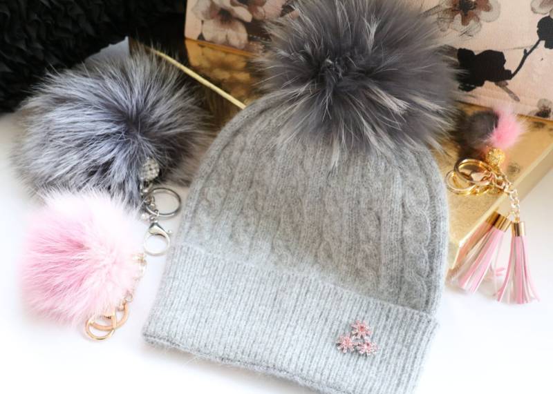Beanie, Pelz Pom Mütze Kaschmir Wolle Strickmütze Mit Abnehmbarer Echt Waschbär Pom-Pom Grau Und Graues Fell, Neu von AnExtraSpecialDesign