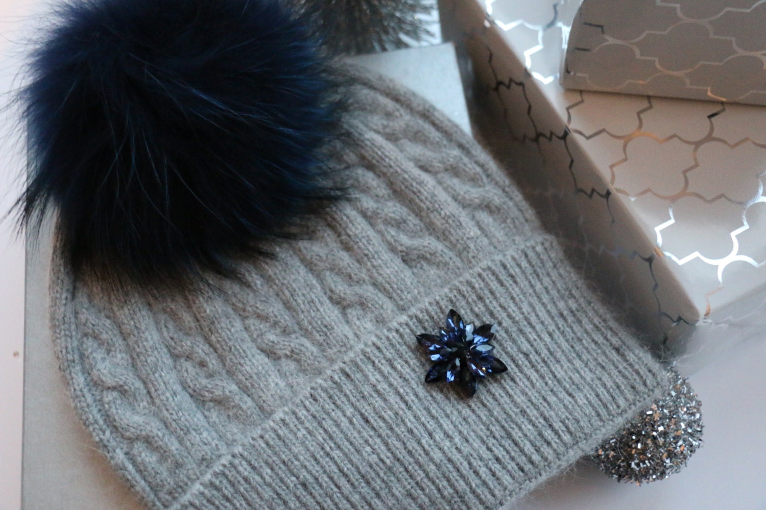 Pelz Pom Mütze, Beanie, Kaschmir Wolle Mischung Beanie Mütze Mit Abnehmbaren Echten Waschbär Pom-Pom Grau Und Marine Blau, Neu von AnExtraSpecialDesign