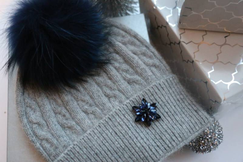 Pelz Pom Mütze, Beanie, Kaschmir Wolle Mischung Beanie Mütze Mit Abnehmbaren Echten Waschbär Pom-Pom Grau Und Marine Blau, Neu von AnExtraSpecialDesign