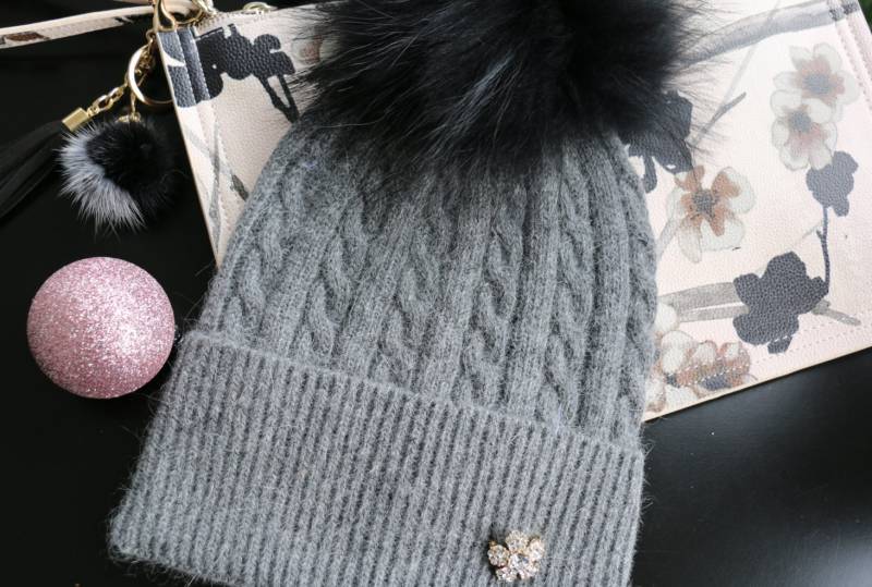 Pelz Pom Mütze, Beanie, Kaschmir Wolle Strickmütze Mütze Mit Abnehmbarer Echt Waschbär Pom-Pom Grau Und Schwarzer Pelz, Neu von AnExtraSpecialDesign